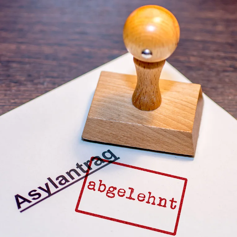 Asyl abgelehnt Stempel iStock Ralf Geithe.jpg