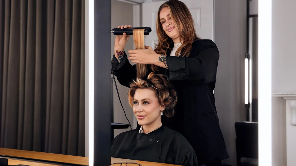 fab2d0ed3a9f-Brooke-s-bombshell-blowouts-Greater-London-United-Kingdom-2025-Summer-Release-Credit-Alex-Ingram Friseur Haare