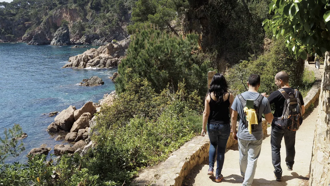 Spanien Katalonien Tres persones passejant pel camí de Ronda, sobre les platges de Calella. © Pere Duran Calella
