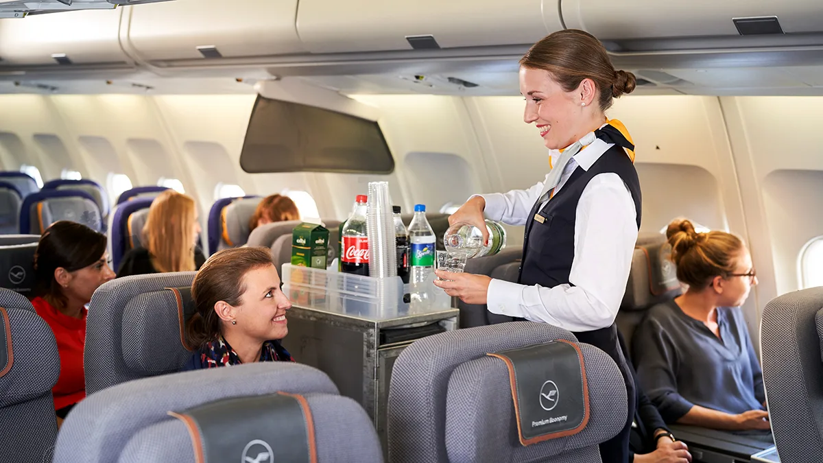 Lufthansa Stewardess an Bord Foto Lufthansa Oliver Roesler Lufthansa Stewardess an Bord