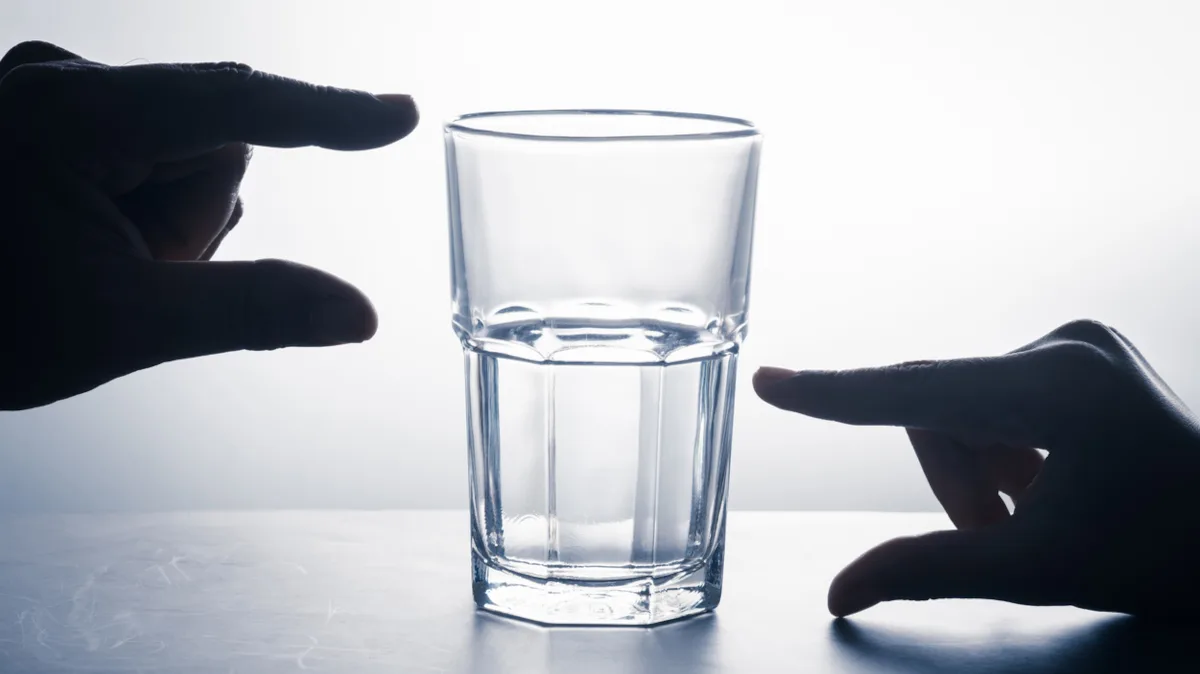 dfde4b767aa4-Glas-halb-voll-halb-leer-Pessimismus-iStock-patpitchaya-1254623333 Glas halb voll halb leer Pessimismus