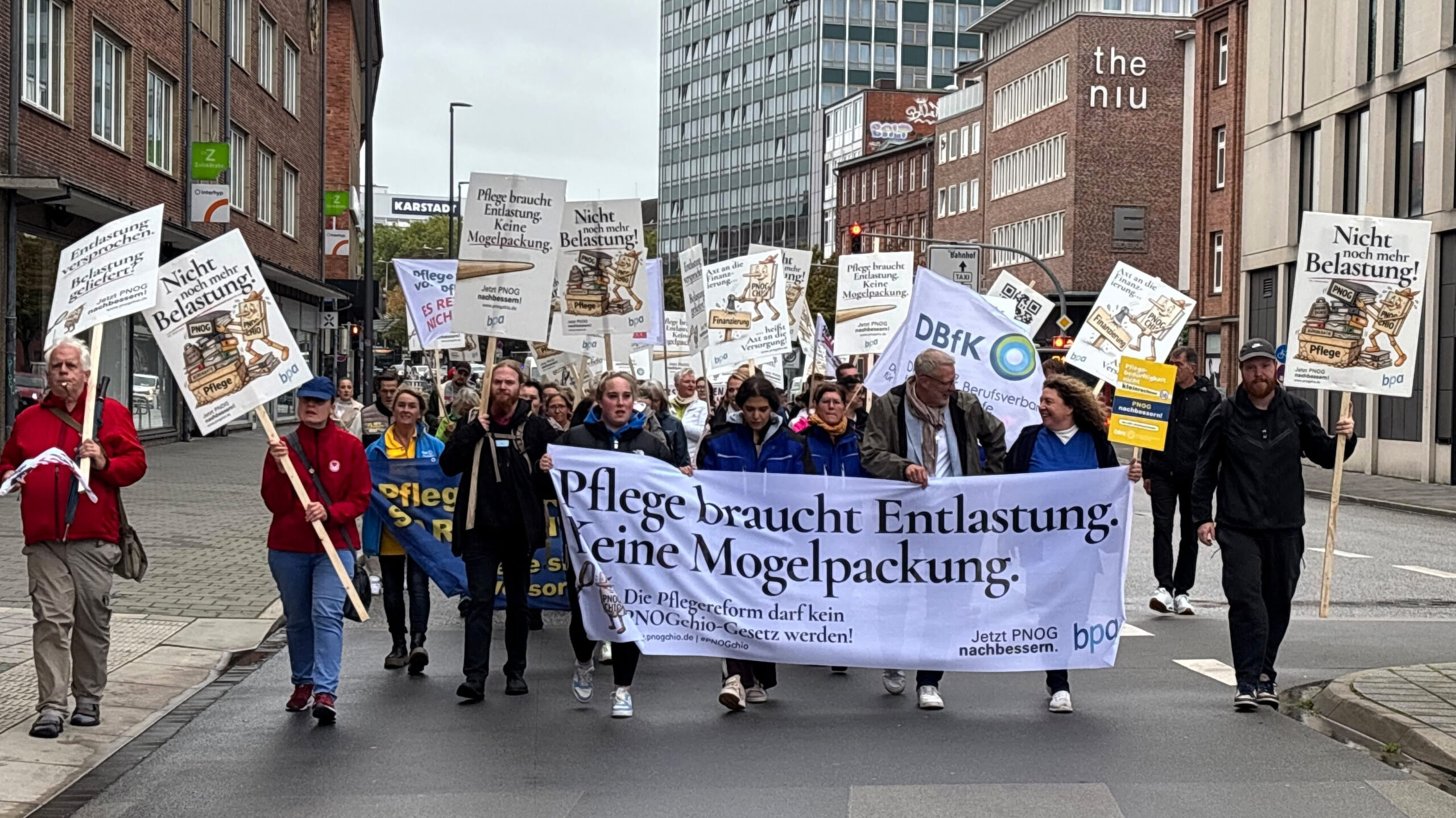 Die Verbände befürchten unter andrem, dass durch die veränderten Kriterien für die Pflegegrade, weniger Personal finanziert wird