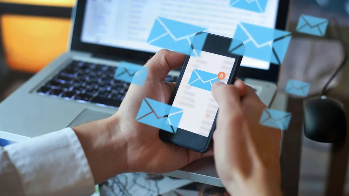 6572791a46c9-Arbeit-Computer-Mail-Stress-Buero-Foto-iStock-Anya-Berkut Arbeit Computer Mail Stress Büro Foto iStock Anya Berkut