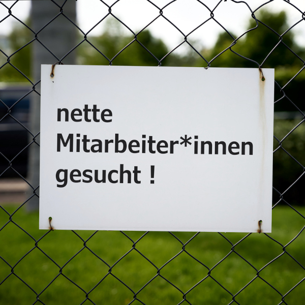Personalsuche Schild Zaun iStock Heiko119.jpg
