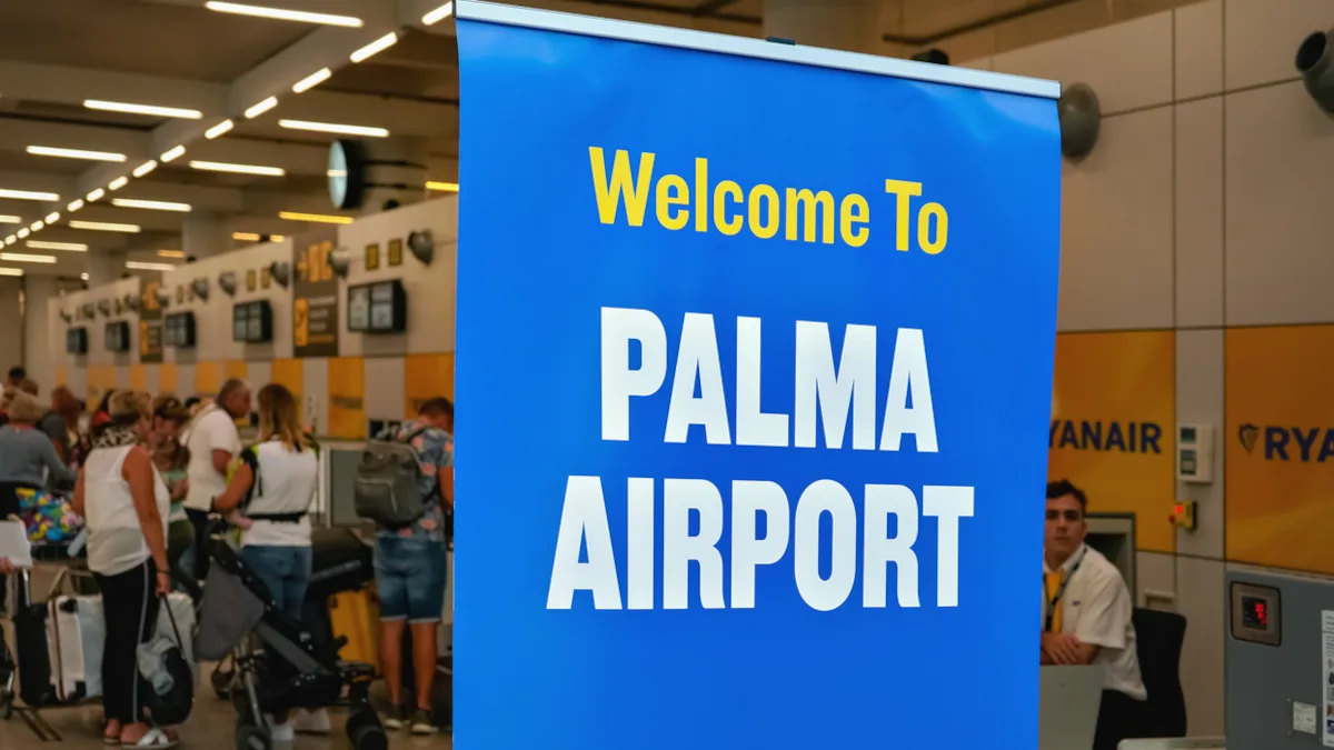 583a7c2491f8-Flughafen-Palma-Willkommensschild-iStock-Lubo-Ivanko-1325894775 Flughafen Palma Willkommensschild