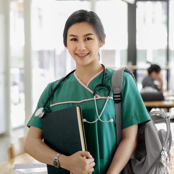 Pflegekraft Azubi Pflegeschule Pfleger Foto iStock BongkarnThanyakij