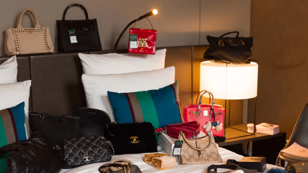 4256e3358a63-4 Handtaschen Hotelbett Shopping