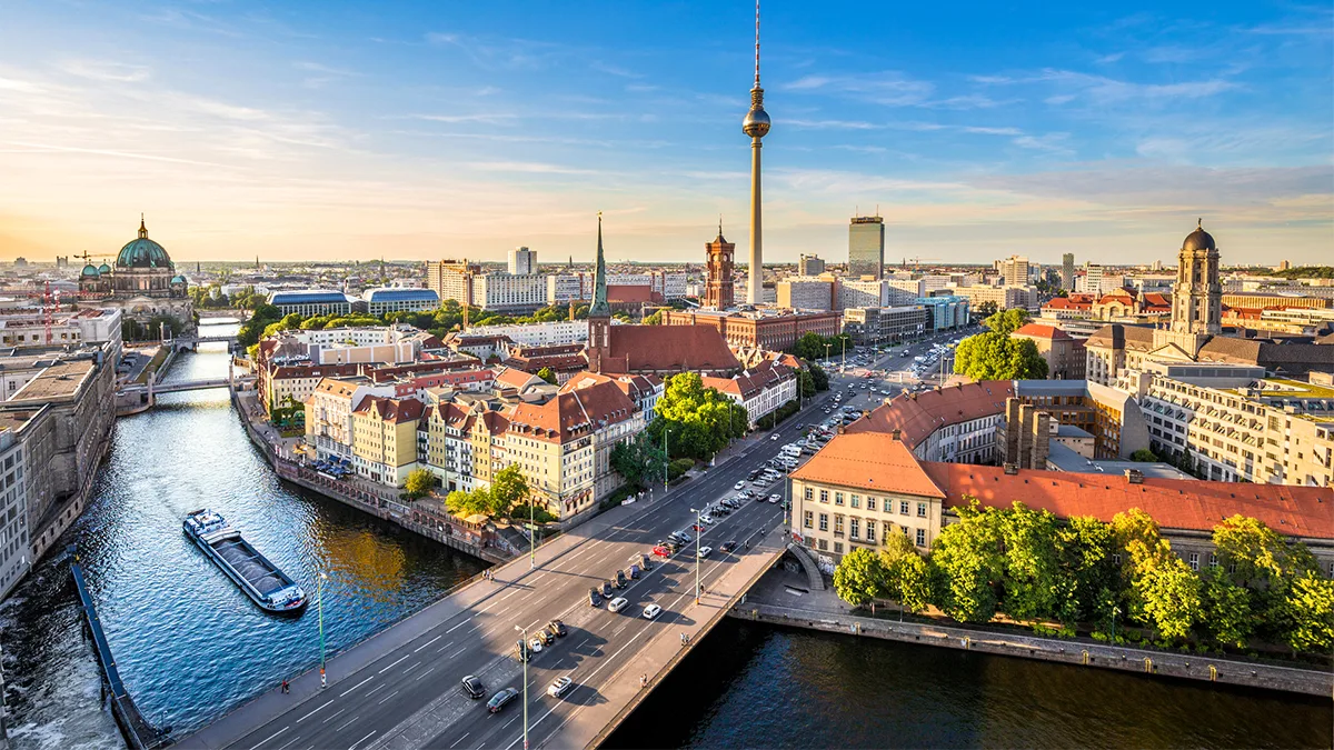 Deutschland Berlin Skyline Spree Foto iStock bluejayphoto Deutschland Berlin Skyline Spree Foto iStock bluejayphoto.jpg