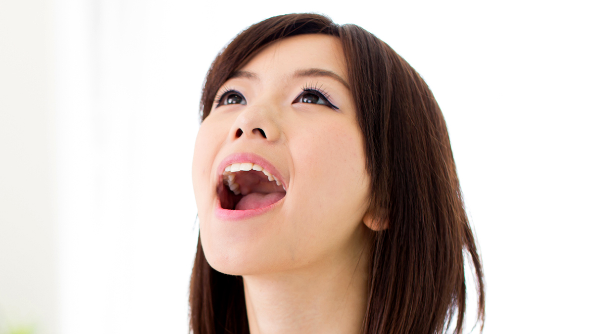 Frau Gurgeln Corona Test Foto iStock itakayuki.jpg