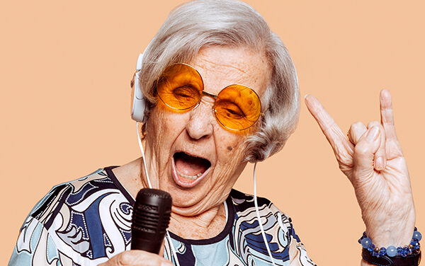 Alte Frau Karaoke Rock iStock carles miro.jpg