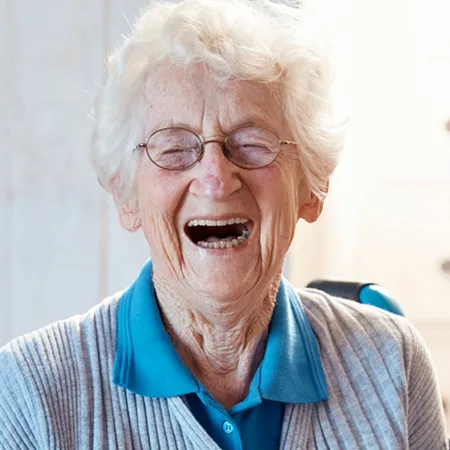 Lachen alte Frau iStock PeopleImages.jpg