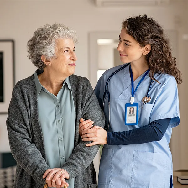 Altenhilfe Betreuer Seniorin Foto iStock Ridofranz
