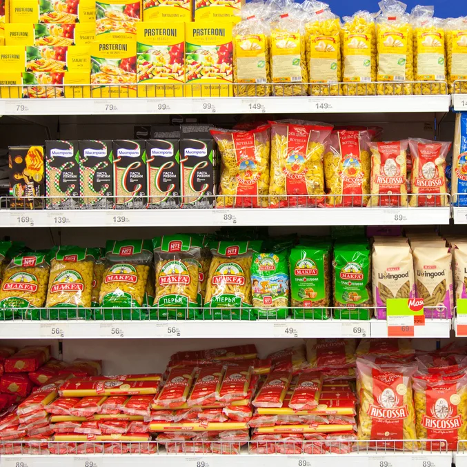 841784482c6d-iStock-1299861504 Lebensmittelregal Lebensmittel einkaufen Supermarkt