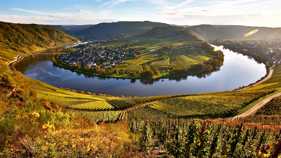 Deutschland Moselschleife bei Kröv iStock Mark22 -520977713 Moselschleife