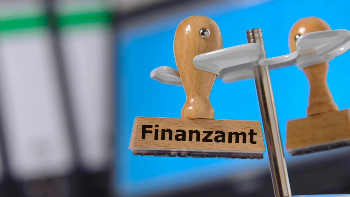 Steuer Finanzamt Stempel iStock filmfoto.jpg Steuer Finanzamt Stempel iStock filmfoto.jpg