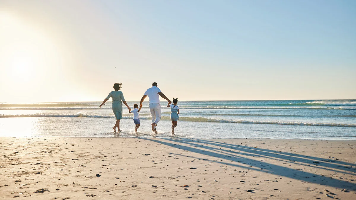 b6c58a750993-Urlaub-Familie-am-Strand-iStock-PeopleImages-1397843969 Urlaub