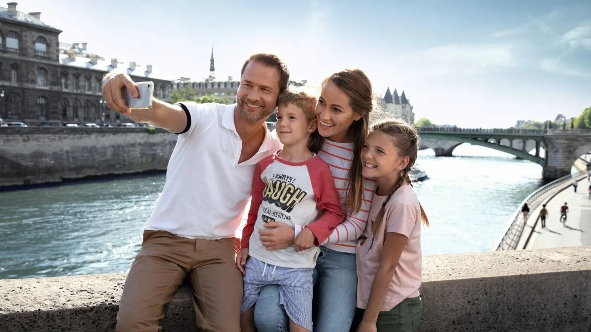 e031040c3716-169_SN_PARIS_FAMILIE_BRUECKE_SELFIE AROSA Themenwoche 2026 Familien Paris