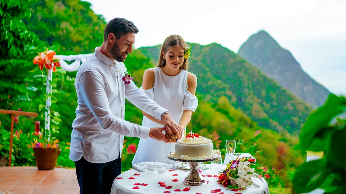 0f653119b3ea-St-Lucia-Hochzeit-Paar-Torte-Foto-Saint-Lucia-Tourism-Authority St Lucia Hochzeit Paar Torte Foto Saint Lucia Tourism Authority.jpg