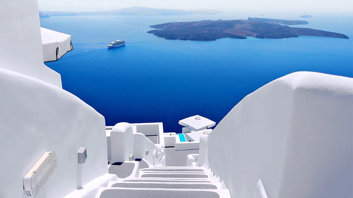 Griechenland Santorin Weiße Häuser Treppen und blaues Meer Foto iStock iamjiere Griechenland Santorin Weiße Häuser Treppen und blaues Meer Foto iStock iamjiere.jpg