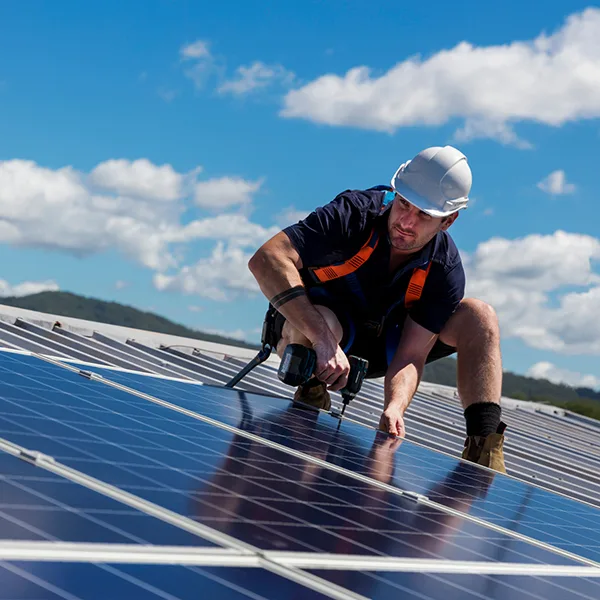 Solardach Montage Sonnenkollektor iStock zstockphotos.jpg