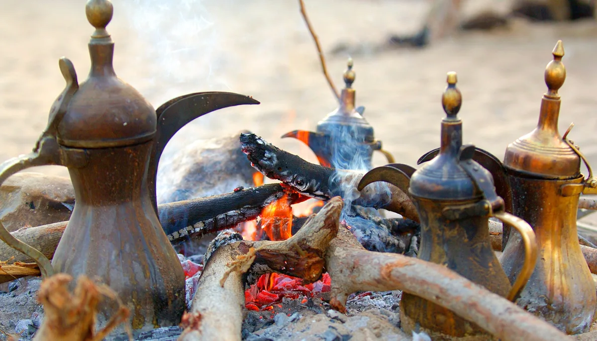 4f47b42b23f5-Oman-traditional-coffee-pots-in-the-fire_Copyright-C.-Migeon Oman traditional coffee pots in the fire Oman Kaffee