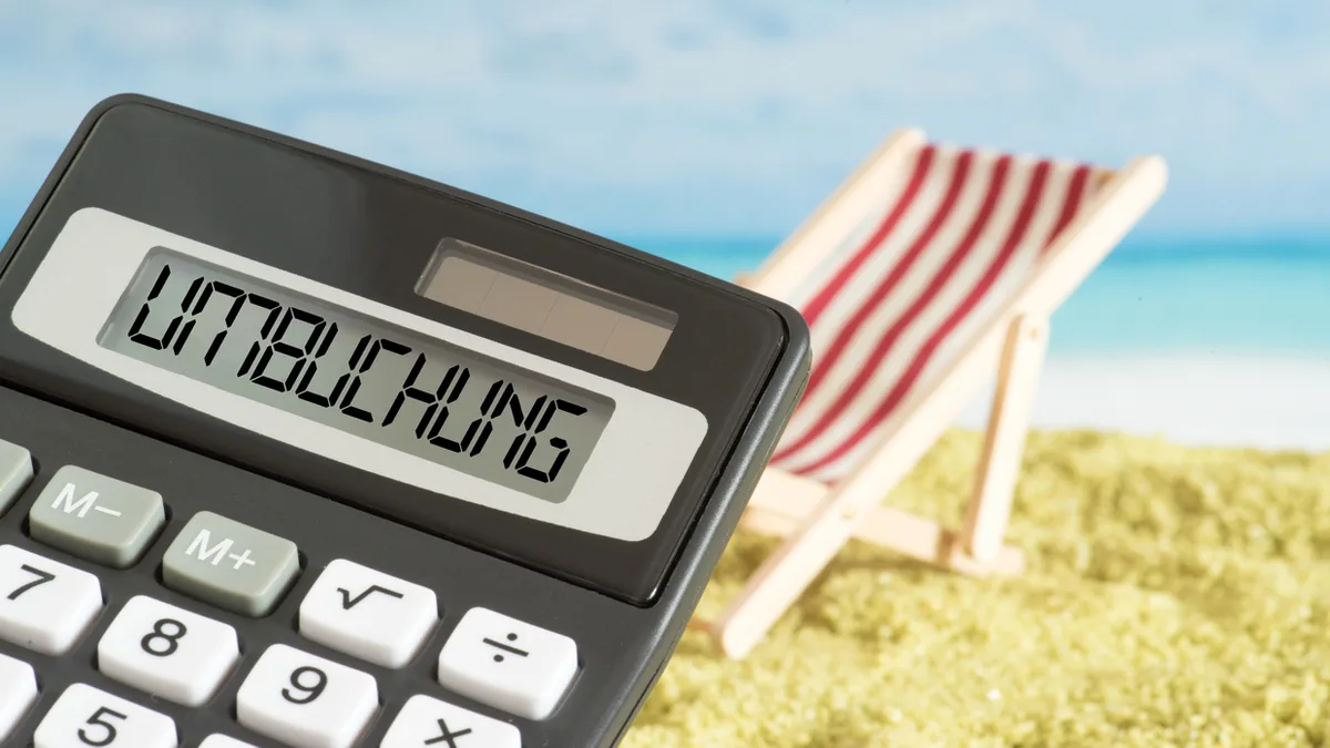 29d810abaa6d-iStock-1211345105 Umbuchung Reise Taschenrechner