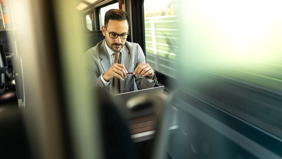 c1b03ba68caf-Geschaeftsreisender-Zug-iStock-Nemanja-Potkonjak-1432347464 Geschäftsreisender Zug