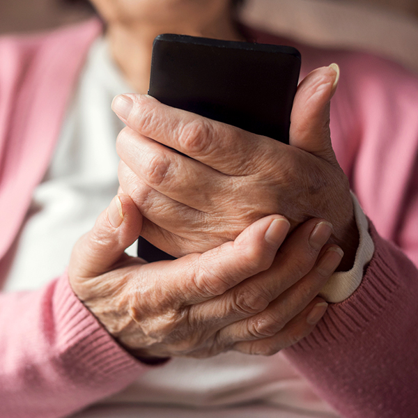 Handy Telefon Alte Frau Seniorin iStock Sladic.jpg