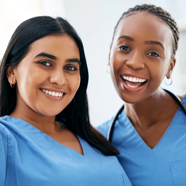 Pflegekräft junge Frauen Ausland iStock PeopleImages.jpg