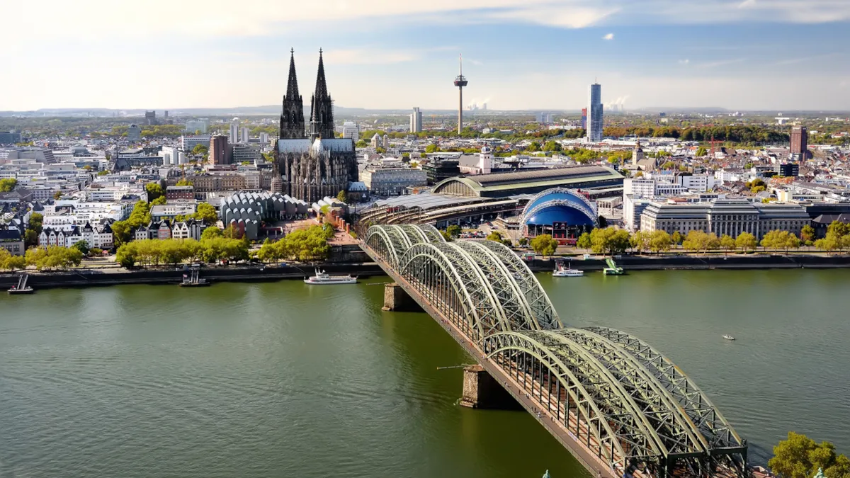 6a4d998e872e-Deutschland-Koeln-Dom-Hauptbahnhof-iStock-SbytovaMN-1162344952 Deutschland Köln Dom Hauptbahnhof