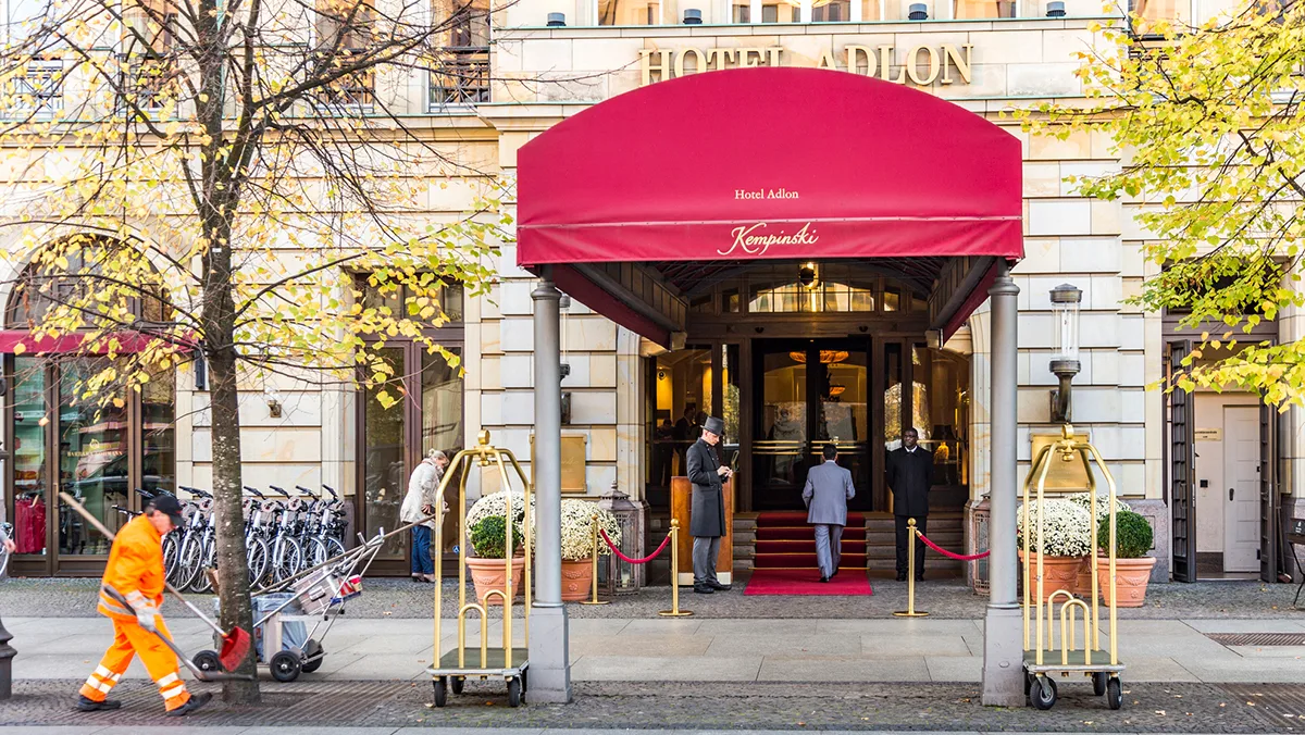 Deutschland Berlin Adlon Eingang Foto iStock Meinzahn Deutschland Berlin Adlon Eingang Foto iStock Meinzahn.jpg