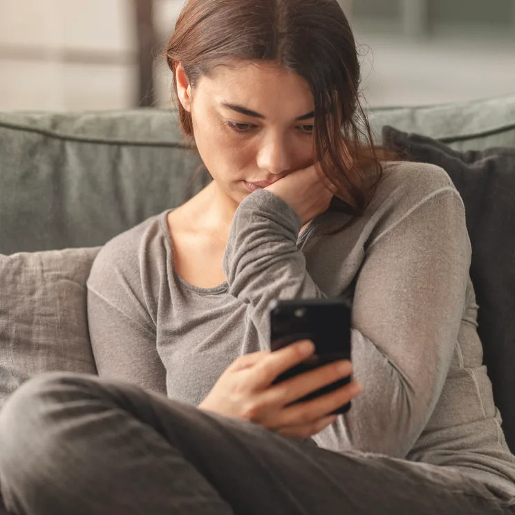 junge Frau Sorgen Probleme Auszubildende traurig Smartphone