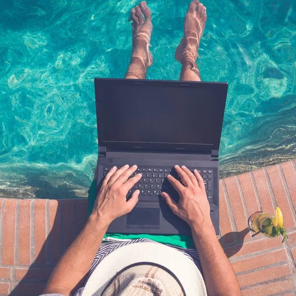 Symbol Arbeit am Pool Workation Laptop quadrat Foto iStock Zoff Photo Symbol Arbeit am Pool Workation Laptop quadrat Foto iStock Zoff Photo