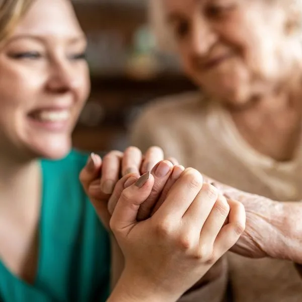 Pflegekraft Angehörige Foto iStock PIKSEL Pflegekraft Angehörige Foto iStock PIKSEL