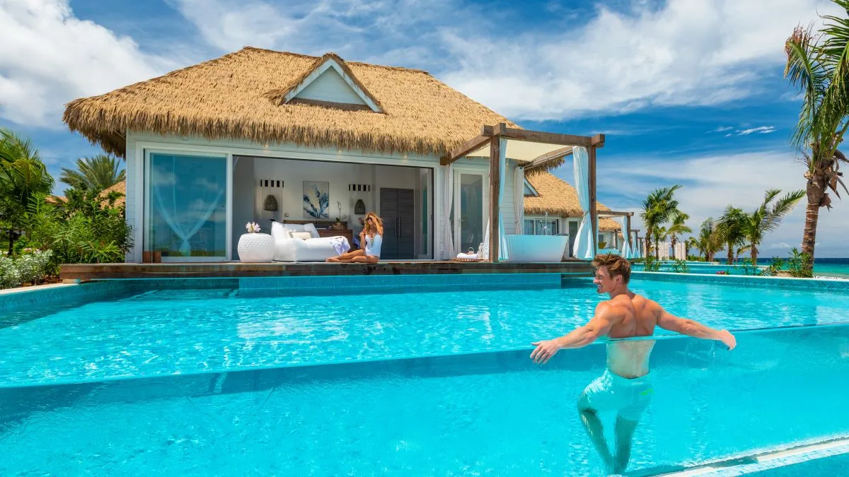 Sandals Companyweek Mittwoch Curacao Sunbathing Deck Pool.jpg Reisebüropartner können bei Sandals nicht nur mit schneller Hilfe und Buchungsunterstützung rechnen, sondern auch einen Freiaufenthalt ergattern.
