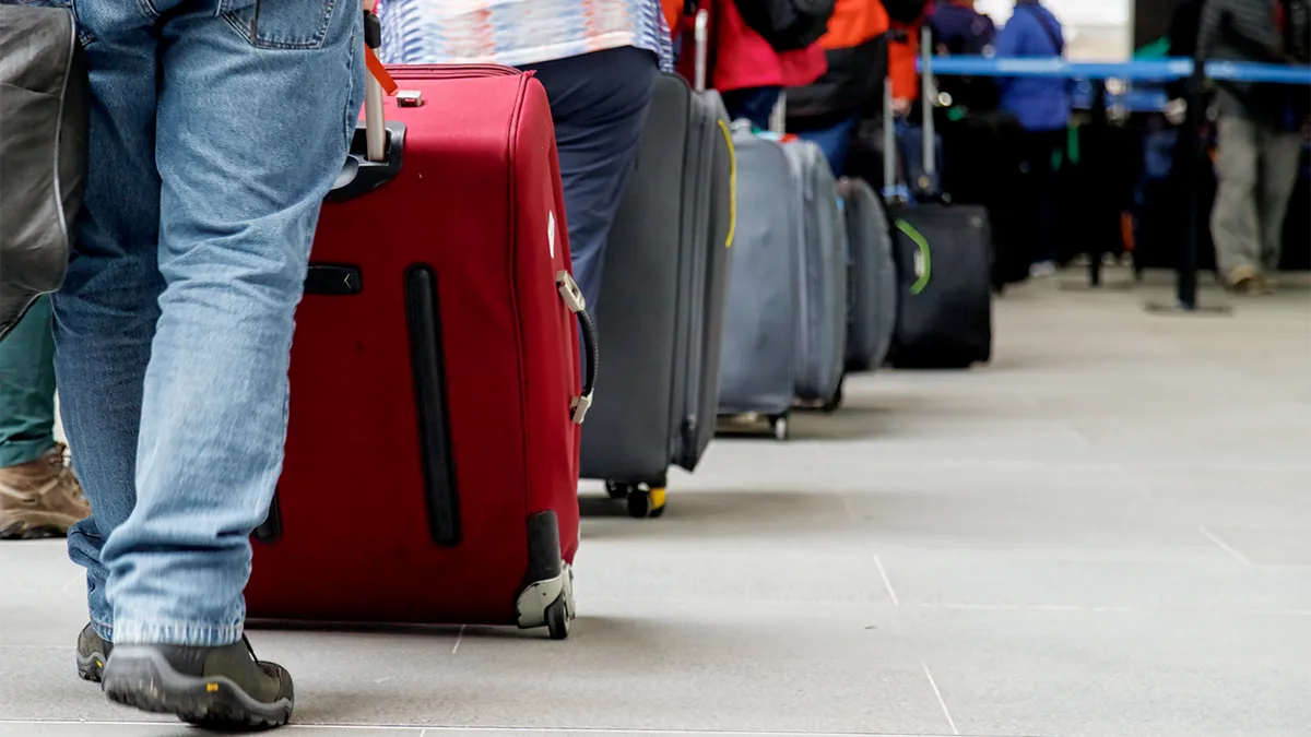 Flughafen Warteschlange iStock simonmayer-1317334053 Flughafen Warteschlange