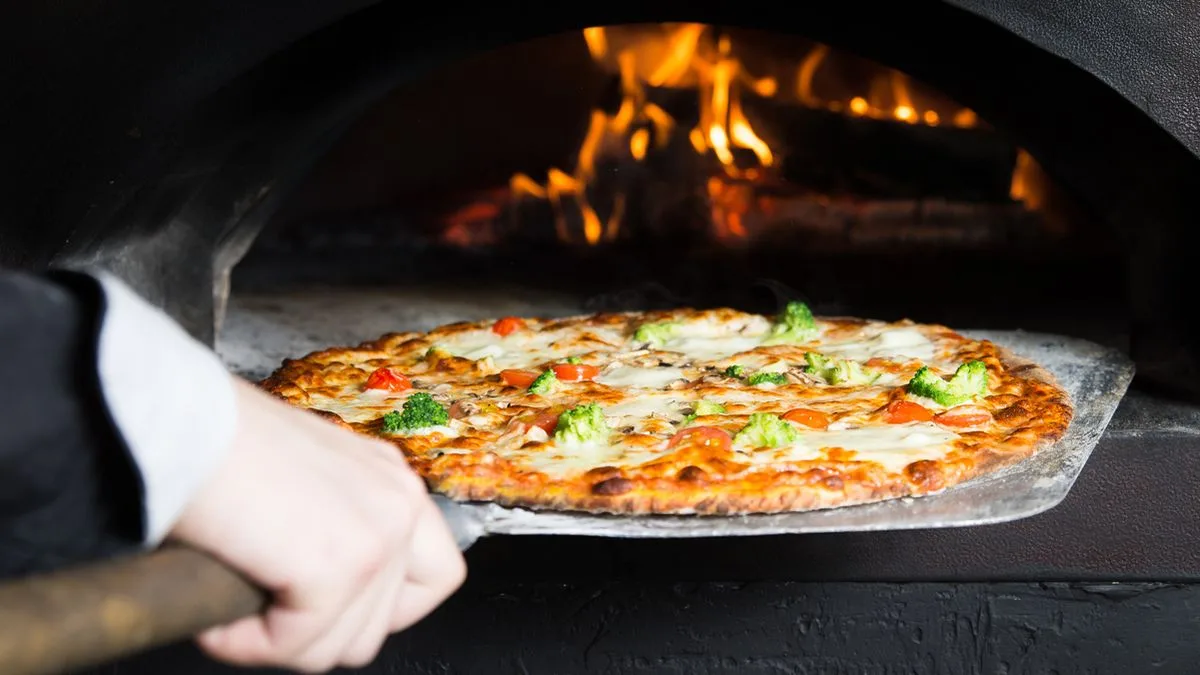 8b756c9f88ca-Italien-Pizza-Pizzeria-Holzofen-Foto-iStock-Photografeus Italien Pizza Pizzeria Holzofen Foto iStock Photografeus