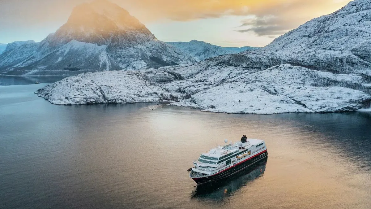 d8a72b3c7871-Hurtigruten-Tjongsfjord-Foto-Espen-Mills Hurtigruten Tjongsfjord Foto Espen Mills