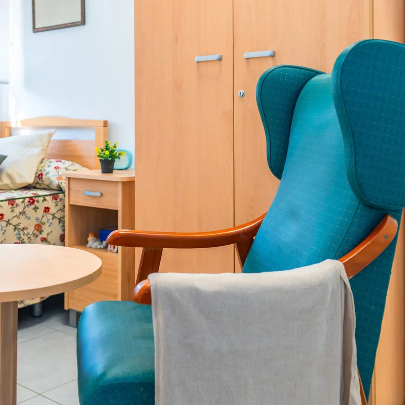 fadca84ff7b7-iStock-2180586798 Zimmer Pflegeplatz Pflegeheim