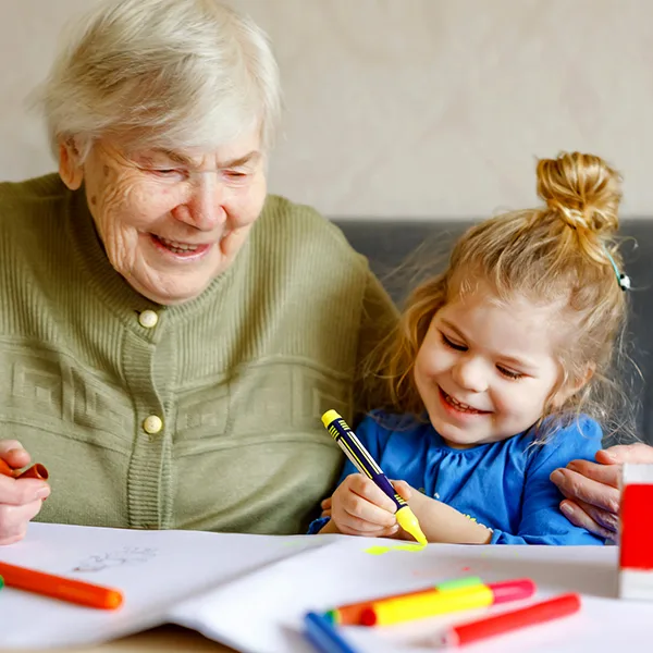 Alte Frau kleines Kind Malen iStock romrodinka.jpg