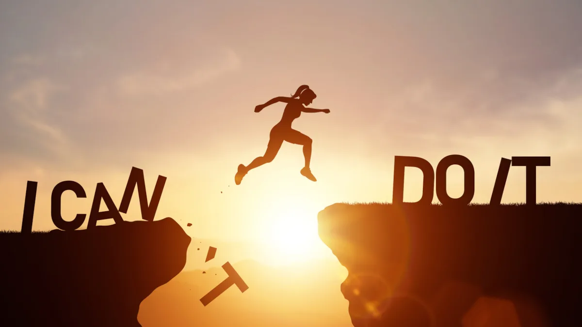 Motivation Erfolg Frau springt über Klippe iStock Midnight Studio -2226455006 Führungsfragen sind für die Motivation von Beschäftigten entscheidend