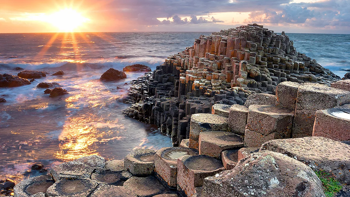 Irland Sonnenuntergang im Giants causeway Nirdirland Foto iStock Aitormmfoto Irland Sonnenuntergang im Giants causeway Nordirland