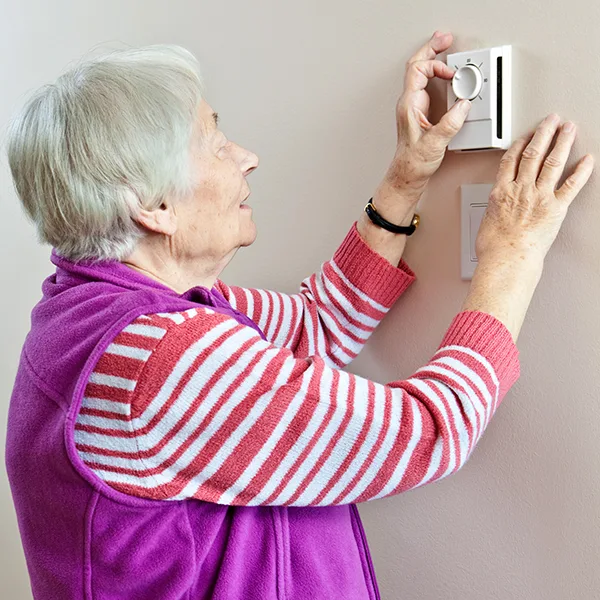Frau Seniorin Thermostat Heizung Kalt iStock ImageegamI Frau Seniorin Thermostat Heizung Kalt iStock ImageegamI.jpg