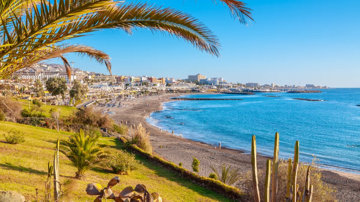 Spanien Teneriffa Costa Adeje iStock Arsty -2251824255 Kanarische Tourismusverbände befürchten bei einer weitreichenden Umwandlung von Feienunterkünften in Wohnraum wirtschaftliche Verluste - im Bild die Costa Adeje auf Teneriffa
