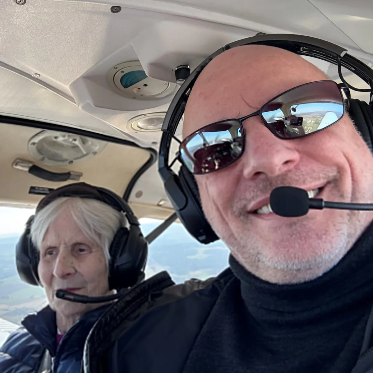 9a91d19d5ad1-rundflung_herzenswuensche_dss Rundflug Seniorin Christian Schultz, kaufmännischer Vorstand der Diakonie Stiftung Salem