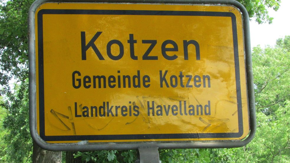 Deutschland Brandenburg Ortsschild Kotzen Foto Gemeinde Kotzen