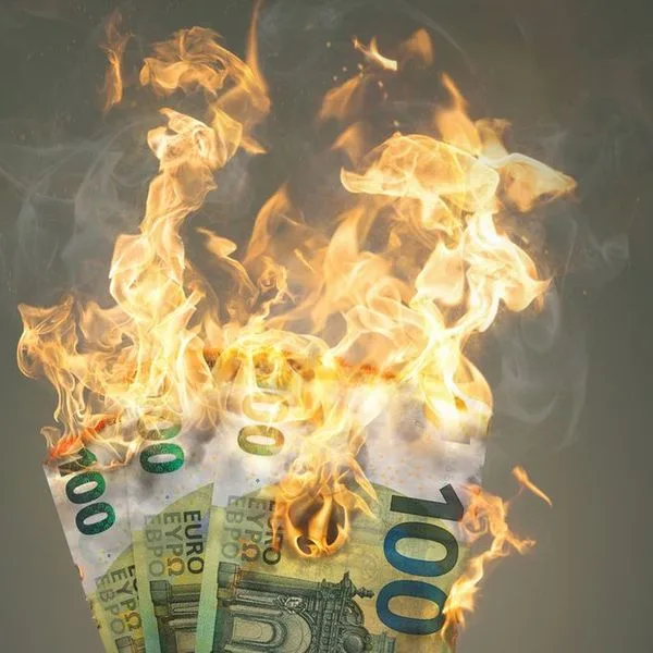 Inflation Geld verbrennen Quadrat Foto iStock photoschmidt Inflation Geld verbrennen Quadrat Foto iStock photoschmidt