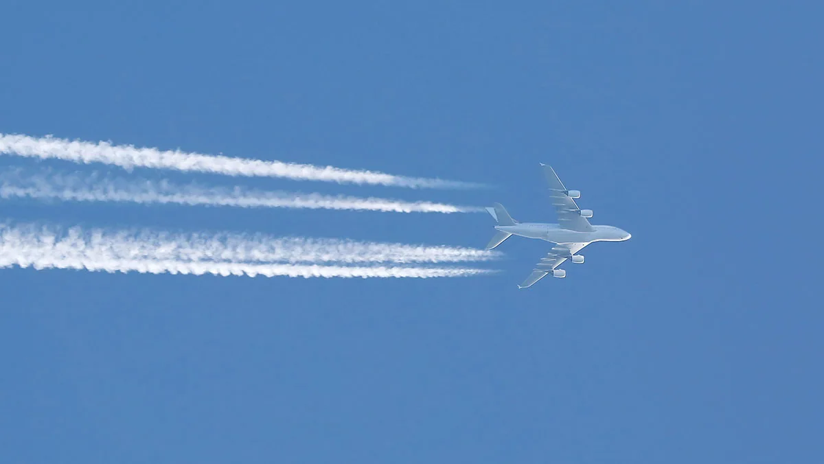 3f5dbc718767-Flugzeug-Kondensstreifen-iStock-Gudella-477130304 Flugzeug Kondensstreifen