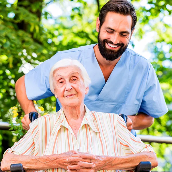 cfd0fa1d522c-Altenpfleger-Mann-mit-Frau-im-Rollstuhl-iStock-kzenon Altenpfleger Mann mit Frau im Rollstuhl iStock kzenon.jpg