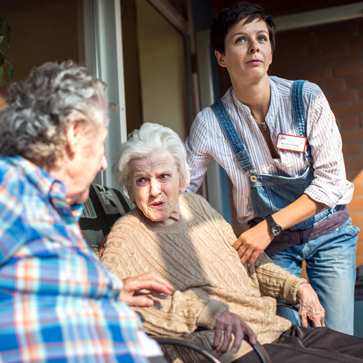 Pflege Alte Menschen im Gespräch Alzheimer AFI Nottebrock.jpg